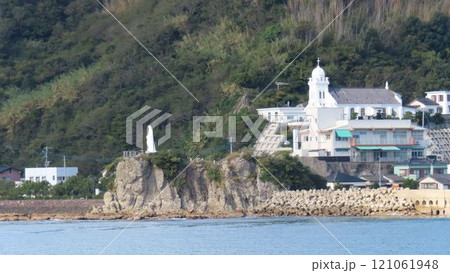 カトリック神ノ島教会と岬のマリア像 カトリック神ノ島教会と岬のマリア像 121061948