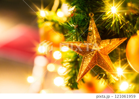 クリスマス の 飾付け の クリスマスツリー と イルミネーション 【 年末 の イメージ 】 クリスマス の 飾付け の クリスマスツリー と イルミネーション 【 年末 の イメージ 】 121061959