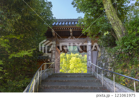 秋の京都 善峯寺 緑に包まれた東門 秋の京都 善峯寺 緑に包まれた東門 121061975