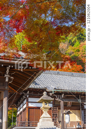 秋の京都 善峯寺 紅葉に包まれた釈迦堂 秋の京都 善峯寺 紅葉に包まれた釈迦堂 121062004