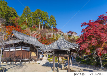 秋の京都 善峯寺 紅葉に包まれた釈迦堂 秋の京都 善峯寺 紅葉に包まれた釈迦堂 121062008