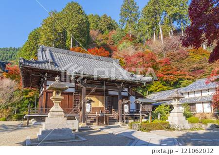 秋の京都 善峯寺 紅葉に包まれた釈迦堂 秋の京都 善峯寺 紅葉に包まれた釈迦堂 121062012