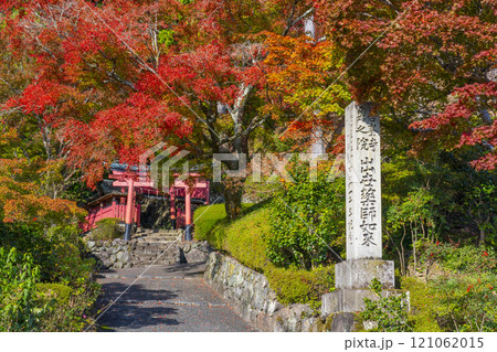 秋の京都 善峯寺 紅葉に包まれた稲荷社 秋の京都 善峯寺 紅葉に包まれた稲荷社 121062015