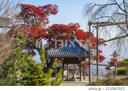 秋の京都　善峯寺　紅葉に包まれた釈迦堂の手水舎 121062022