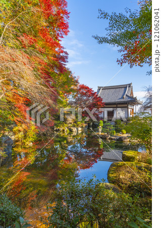秋の京都　善峯寺　紅葉に包まれた薬師堂と蓮華寿院旧跡庭 121062041