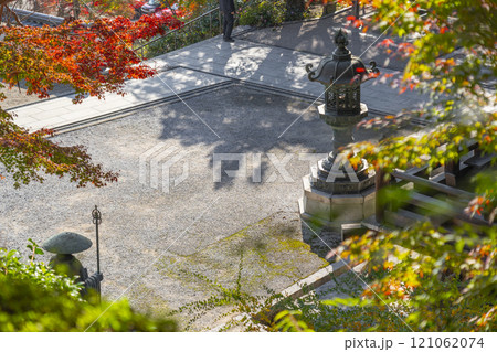 秋の京都 善峯寺 紅葉に包まれた境内 秋の京都 善峯寺 紅葉に包まれた境内 121062074