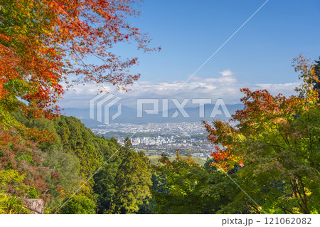 秋の京都 善峯寺 東門へ向かう紅葉に包まれた参道から見える景色 秋の京都 善峯寺 東門へ向かう紅葉に包まれた参道から見える景色 121062082