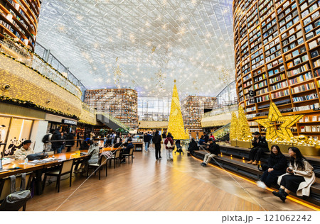 図書館・本・読書イメージ　ピョルマダン図書館　※一部ソフトフォーカス 121062242