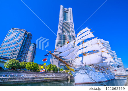 日本の横浜都市景観 新時代へ…総帆展帆の日本丸や横浜ランドマークタワーなどを望む。希望の光＝3日 121062369