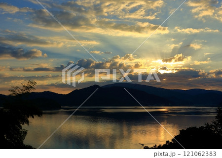 大芝島から望む 瀬戸内の夕暮れ風景 大芝島から望む 瀬戸内の夕暮れ風景 121062383