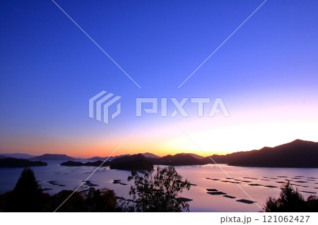 牡蠣筏が浮かぶ 夕暮れ時の瀬戸内風景 牡蠣筏が浮かぶ 夕暮れ時の瀬戸内風景 121062427