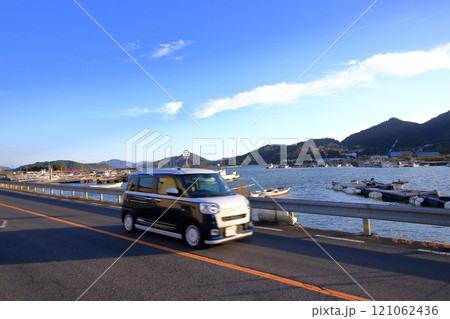 海沿いを走る さざなみ海道 海沿いを走る さざなみ海道 121062436