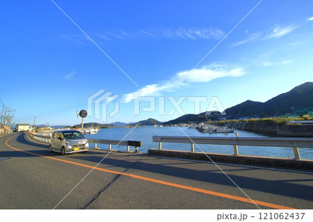 海沿いを走る さざなみ海道 海沿いを走る さざなみ海道 121062437