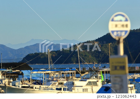 安浦町(呉市)の港から望む石鎚山(四国) 安浦町(呉市)の港から望む石鎚山(四国) 121062443