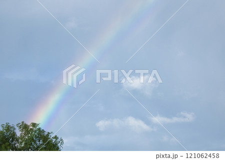 曇り空にかかった短いきれいな虹 121062458