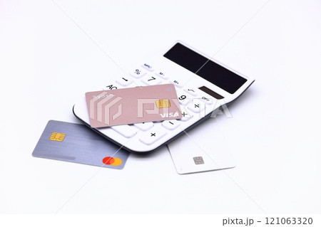 電卓とクレジットカードのイメージ 電卓とクレジットカードのイメージ 121063320