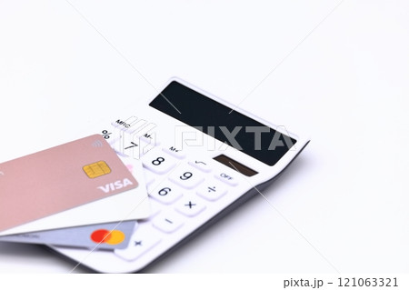電卓とクレジットカードのイメージ 121063321