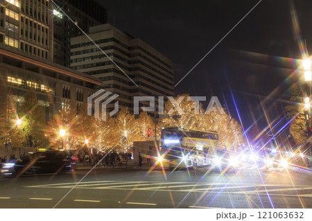 クロスフィルターで輝くイルミネーションと車のライトが彩る夜景(都会) クロスフィルターで輝くイルミネーションと車のライトが彩る夜景(都会) 121063632