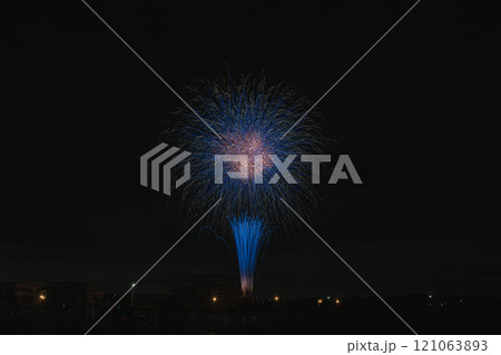 常滑焼まつり協賛花火大会の夜空に咲く花火の風景(愛知県) 121063893