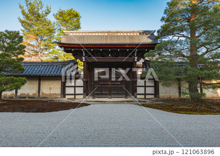 京都嵐山 天龍寺 方丈庭園と勅使門 121063896