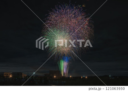 常滑焼まつり協賛花火大会の夜空に咲く花火の風景(愛知県) 121063930