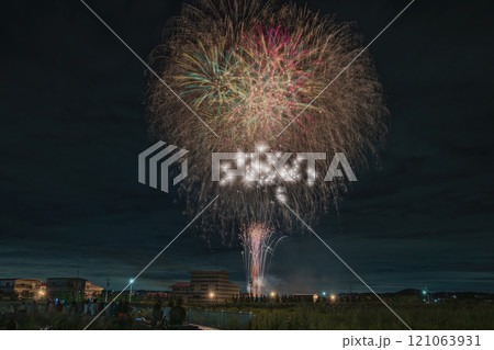 常滑焼まつり協賛花火大会の夜空に咲く大輪の花火の風景(愛知県) 常滑焼まつり協賛花火大会の夜空に咲く大輪の花火の風景(愛知県) 121063931