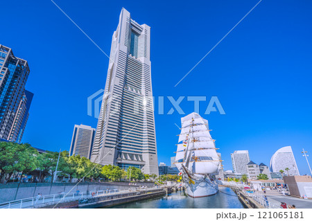 日本の横浜都市景観 新時代へ…総帆展帆の日本丸や横浜ランドマークタワーなどを望む。希望の光＝3日 121065181
