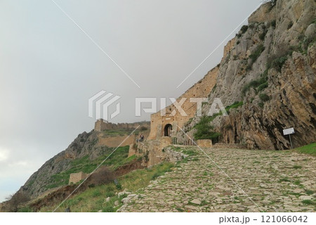 ギリシアのアクロコリントス城壁(Acrocorinth in Greece) 121066042