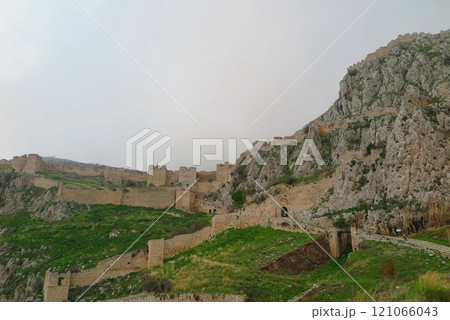 ギリシアのアクロコリントス城壁(Acrocorinth in Greece) 121066043