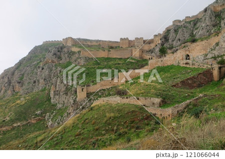 ギリシアのアクロコリントス城壁(Acrocorinth in Greece) 121066044