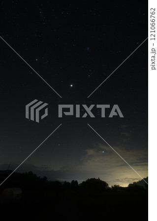 北杜市白州町から見る東の空に昇る木星を囲む冬の星々 121066762