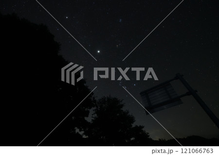 北杜市白州町から見る東の空に昇る木星を囲む冬の星々 121066763