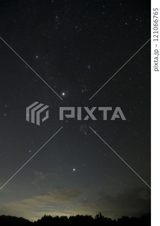 北杜市白州町から見る東の空に昇る木星を囲む冬の星々 121066765