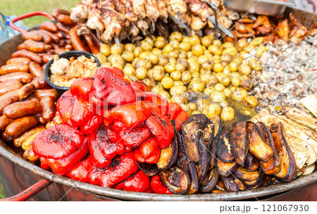 Appetizing baked pepper, potatoes, tomatoes and meat in a frying pan, selective focus 121067930