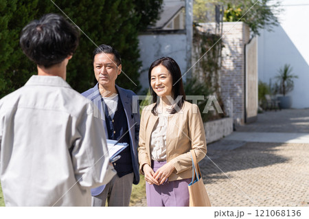 リフォームの打ち合わせをするビジネスマンとミドル夫婦 リフォームの打ち合わせをするビジネスマンとミドル夫婦 121068136