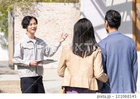 リフォームの打ち合わせをするビジネスマンとミドル夫婦 121068145