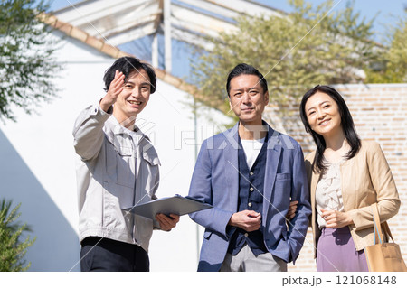建設現場で働くビジネスマンとミドル夫婦 建設現場で働くビジネスマンとミドル夫婦 121068148