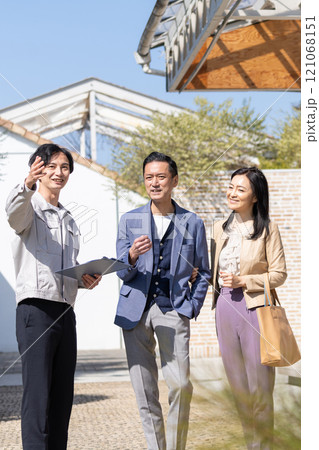 建築現場で働くビジネスマンとミドル夫婦 建築現場で働くビジネスマンとミドル夫婦 121068151