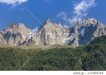 mountain peaks in Chamonix, French Alps 121068164