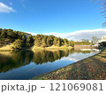 皇居のお濠に映る秋の風景 121069081
