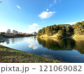 皇居のお濠に映る秋の風景 121069082