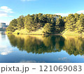 皇居のお濠に映る秋の風景 121069083