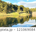 皇居のお濠に映る秋の風景 121069084