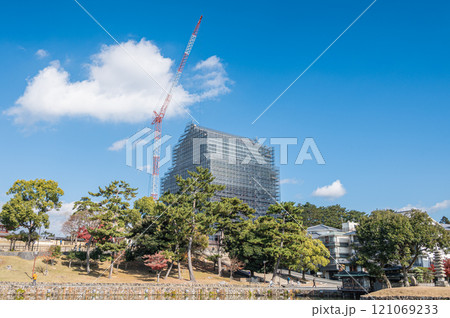 保存修理工事中の興福寺五重塔　猿沢池からの景観　奈良市 121069233
