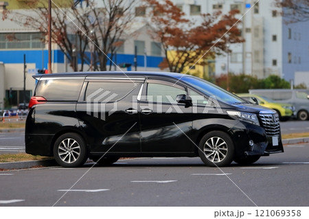 駐車場のミニバン 駐車場のミニバン 121069358