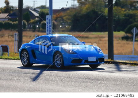 青いスポーツカー 121069482