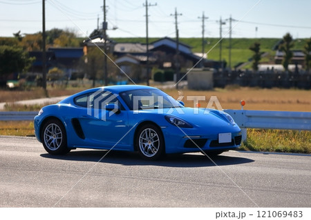 青いスポーツカー 121069483
