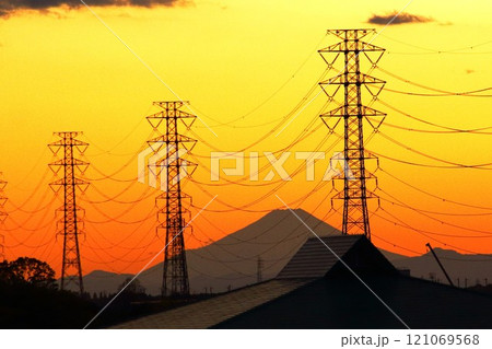 2024年11月の夕日の富士山 121069568