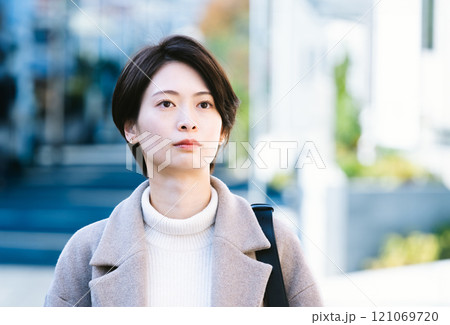 コートを着た女性 コートを着た女性 121069720