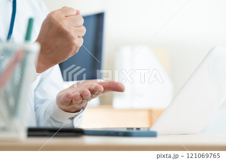 納得するビジネスマンの手元 121069765